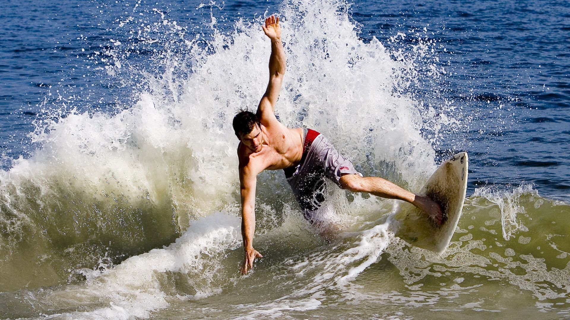 亚运赛艇首金出炉,中国队包揽前三,亚运赛艇首金出炉,中国队包揽前三名球员