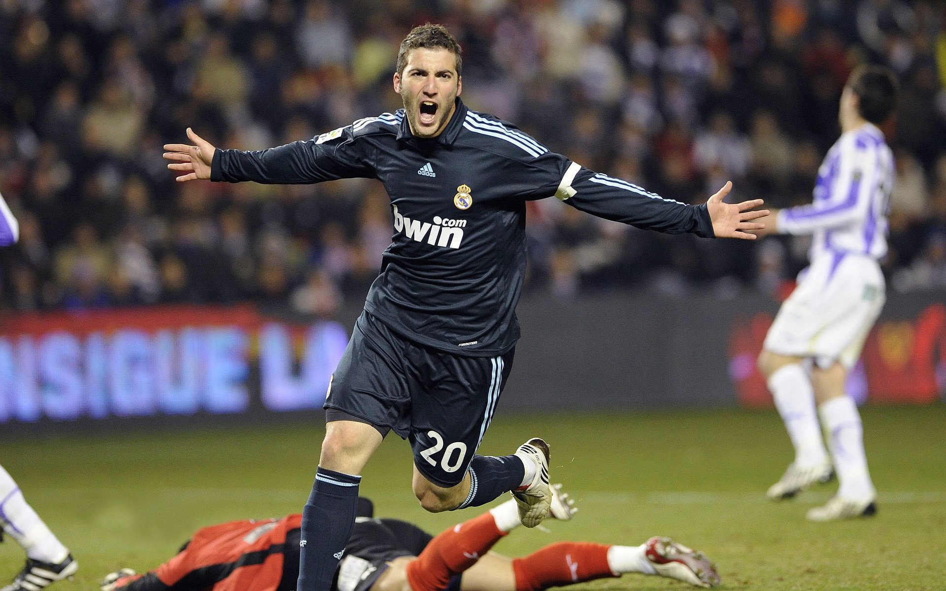 “豪车飙速：极致性能展现”，超级豪车