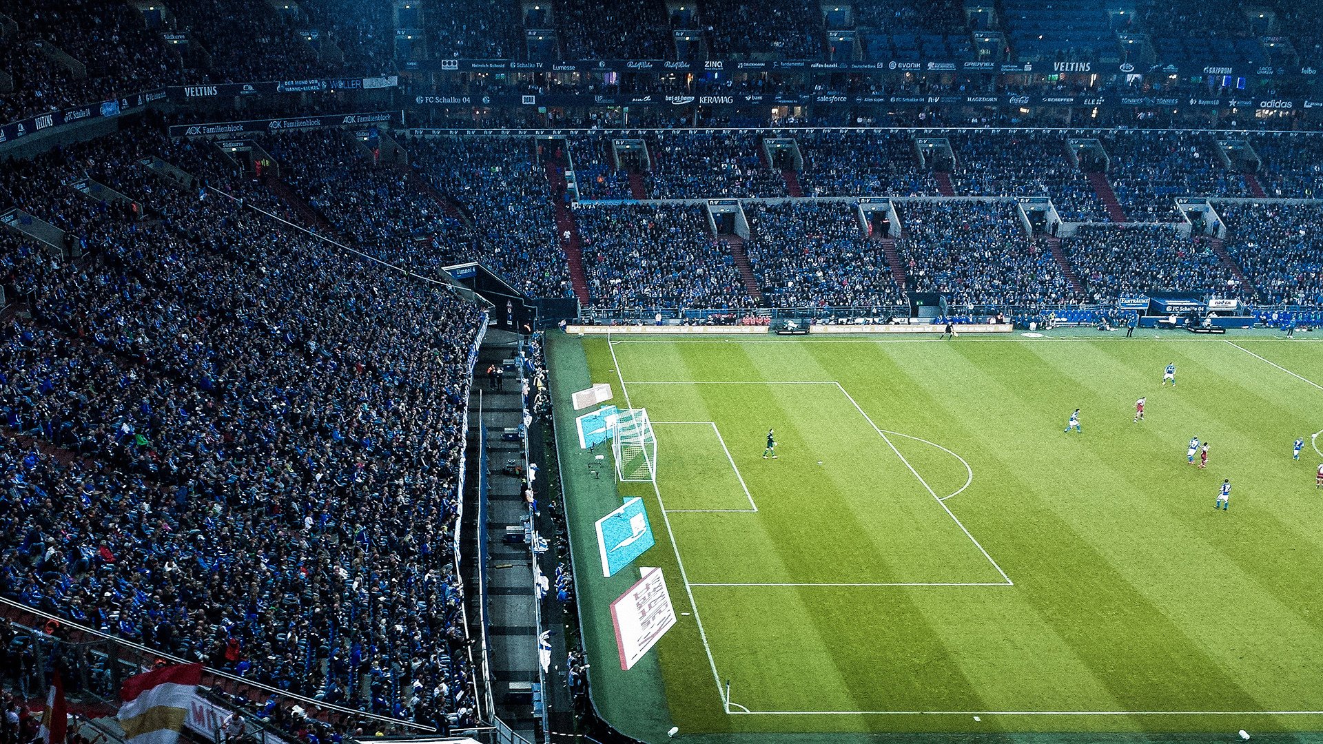 【现场疯狂】球迷狂欢夜带动比赛氛围极致，球迷欢呼视频